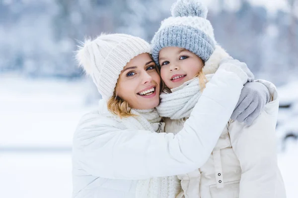Красивая Счастливая Мать Дочь Обнимаются Улыбаются Перед Камерой Зимнем Парке — стоковое фото