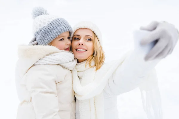 Mãe Feliz Filha Tomando Selfie Parque Inverno — Fotografia de Stock