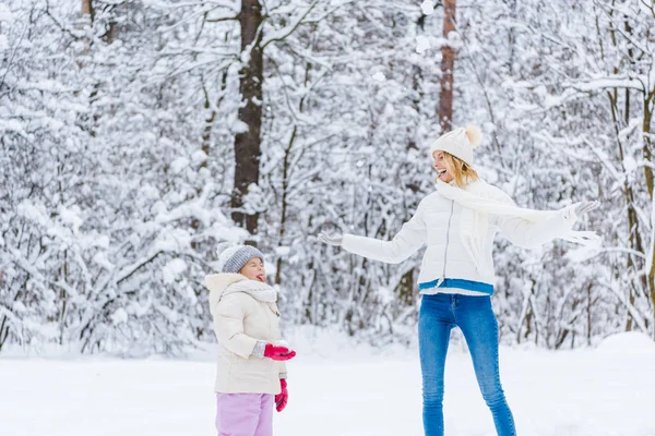 Mooie Gelukkige Moeder Dochter Samen Spelen Winter Park — Gratis stockfoto