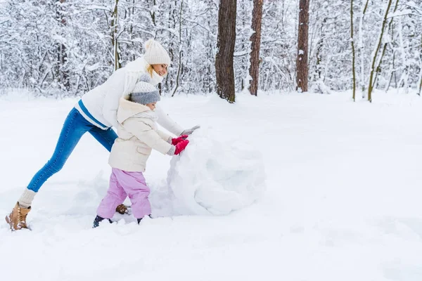 Вид Сбоку Счастливую Мать Дочь Делающих Снеговика Зимнем Парке — стоковое фото
