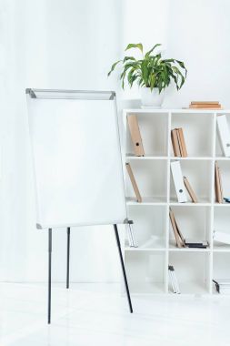 boş flipchart ve office klasörlerinde ile ahşap raflar