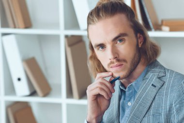 Kameraya bakarak dalgın işadamı portresi