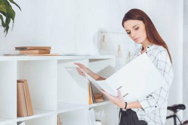 çekici işkadını klasördeki belgeler bakarak