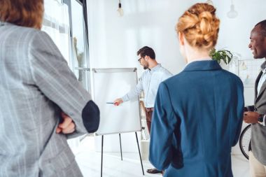 Office Proje sunumu, çok kültürlü genç iş adamları