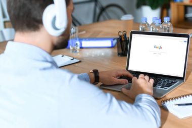 işadamı dizüstü yüklü google sayfası ile kullanma