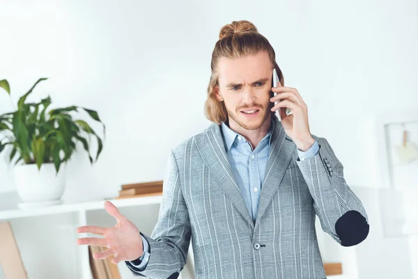 Guapo Hombre Negocios Hablando Por Teléfono Inteligente Oficina — Foto de stock gratis