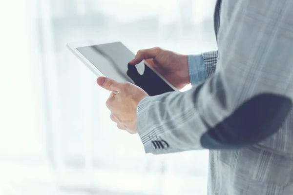 Abgeschnittenes Bild Eines Geschäftsmannes Der Mit Tablet Steht — Stockfoto