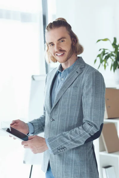 Uśmiechający Się Biznesmen Stojąc Tabletu Patrząc Kamery — Zdjęcie stockowe