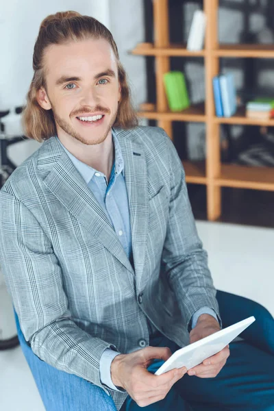 Tablet Ile Sandalyede Oturan Gülümseyen Adamı Havai Görünümü — Ücretsiz Stok Fotoğraf