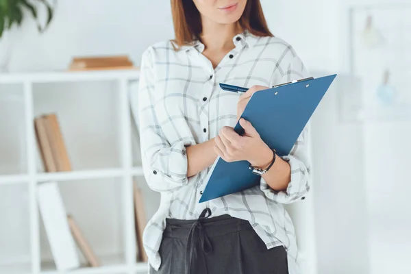 Cropped Image Businesswoman Writing Clipboard — Stock Photo, Image