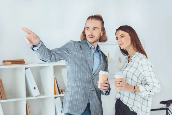 Homem Negócios Apontando Algo Para Seu Colega Durante Coffee Break — Fotografia de Stock