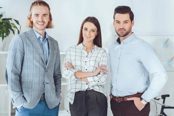 Sonriente Caucásico Empresarios Pie Oficina Mirando Cámara — Foto de Stock