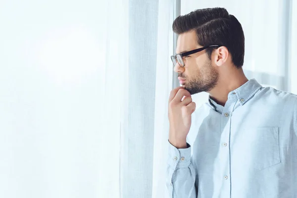 Zijaanzicht Van Doordachte Knappe Zakenman Zoek Weg — Stockfoto