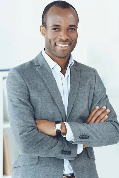 Afro Amerikaanse Man Glimlachen Met Gekruiste Armen Kijken Camera — Stockfoto