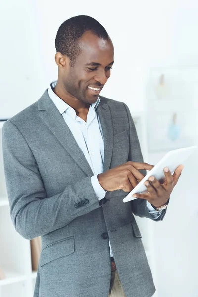 Souriant Homme Afro Américain Utilisant Une Tablette — Photo