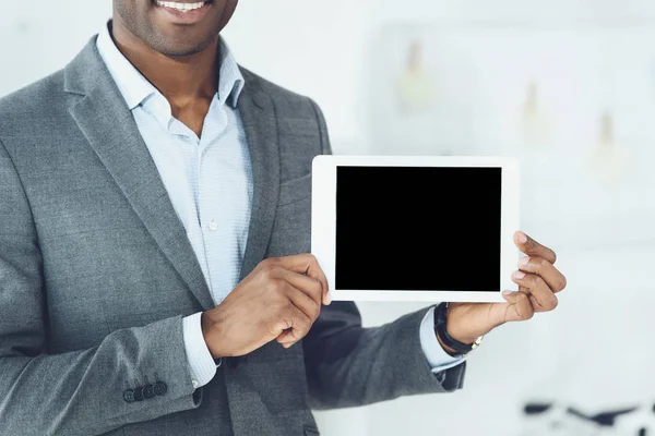 Imagem Recortada Homem Americano Africano Sorridente Mostrando Tablet — Fotografia de Stock