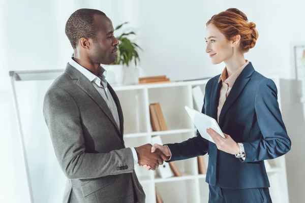 Hombre Negocios Afroamericano Mujer Negocios Caucásica Estrechando Mano — Foto de Stock