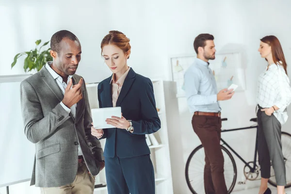 Imprenditori Multiculturali Discutono Qualcosa Ufficio — Foto Stock