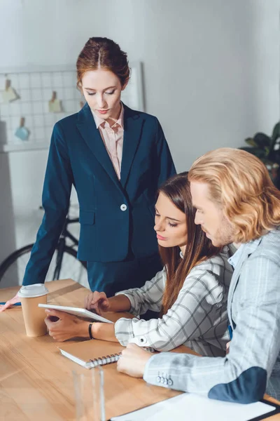 Junge Geschäftsleute Schauen Büro Auf Tablet — Stockfoto