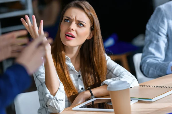 Wütende Geschäftsfrau Brüllt Bei Treffen Büro — Stockfoto