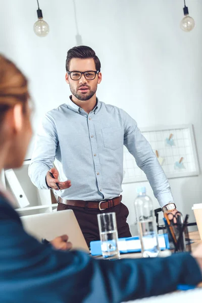 Cropped Image Businesswoman Businessman Talking Office — Free Stock Photo