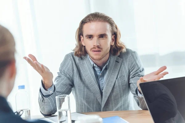 Man Zit Aan Tafel Kijken Naar Vrouw Aan Kantoorruimte — Gratis stockfoto