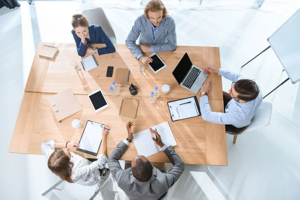 Equipo Negocios Trabajando Mientras Sienta Mesa Espacio Oficina —  Fotos de Stock