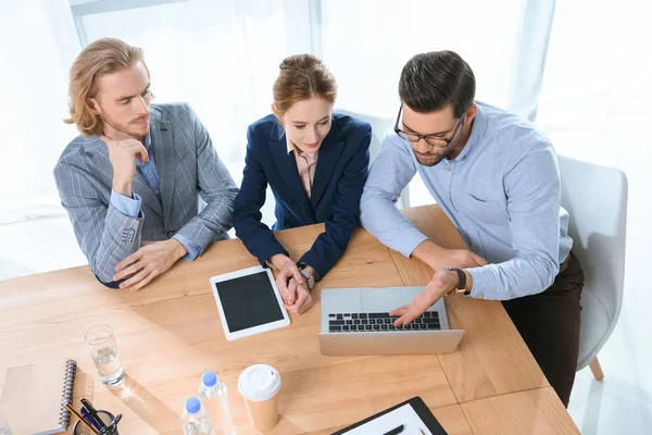 Homem Camisa Azul Apontando Laptop Mesa Para Equipe Espaço Escritório — Fotografia de Stock