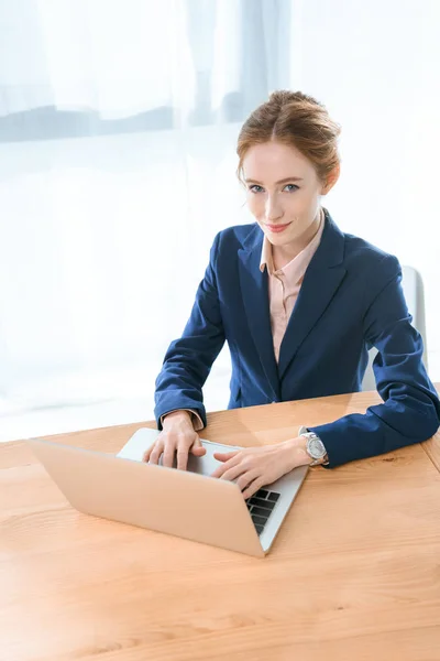 Smiling Caucasian Woman Using Laptop While Looking Camera Office Space — Free Stock Photo