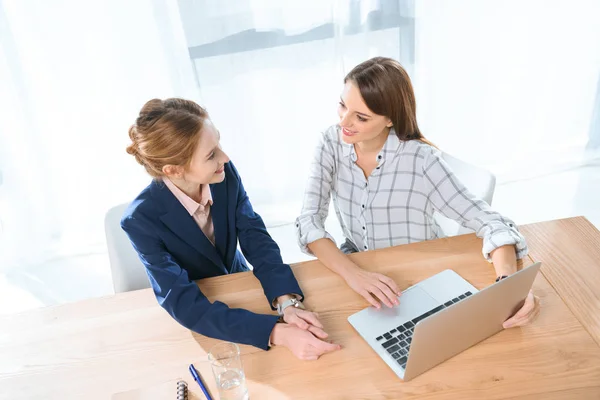 Las Mujeres Negocios Hablando Mientras Están Sentadas Mesa Con Ordenador —  Fotos de Stock