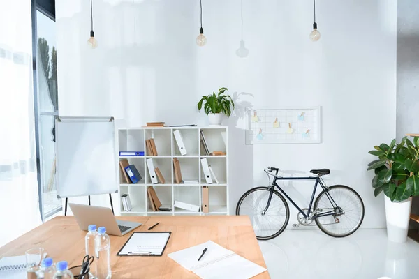 Vista Del Interior Vacío Oficina Con Mesa Bicicleta Contra Pared —  Fotos de Stock