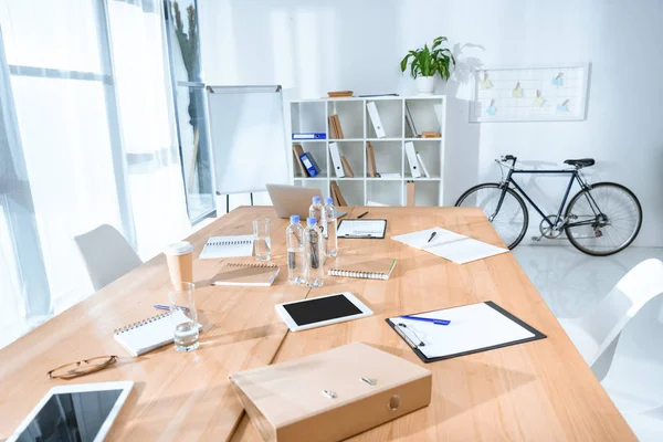 Vista Del Interior Vacío Oficina Con Mesa Bicicleta Contra Pared — Foto de Stock