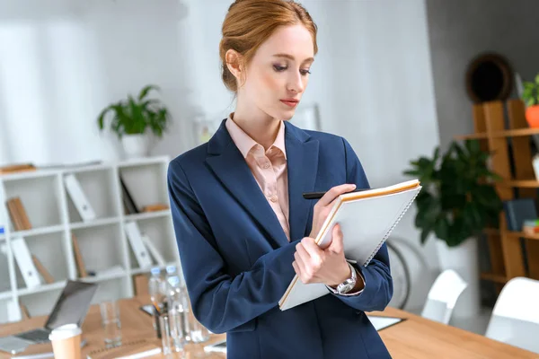 Pensativa Mujer Negocios Con Cuaderno Pluma Las Manos Espacio Oficina — Foto de Stock