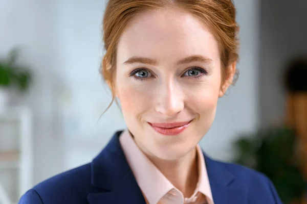 Portrait Smiling Businesswoman Looking Camera — Stock Photo, Image