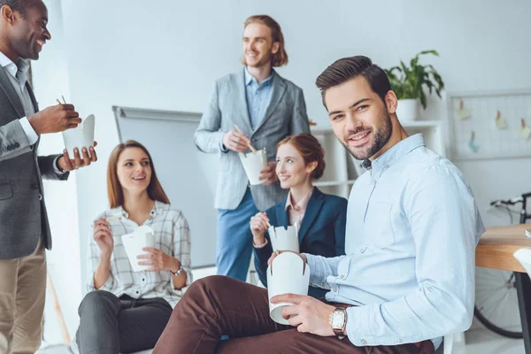 Lunsj på kontoret – stockfoto