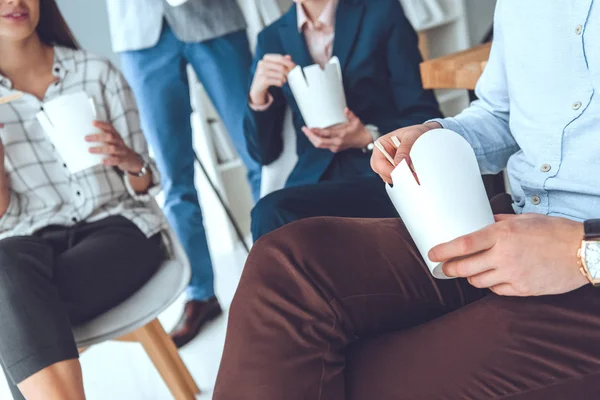 Abgeschnittenes Bild Von Geschäftsleuten Die Büroräumen Aus Pappkartons Essen — Stockfoto