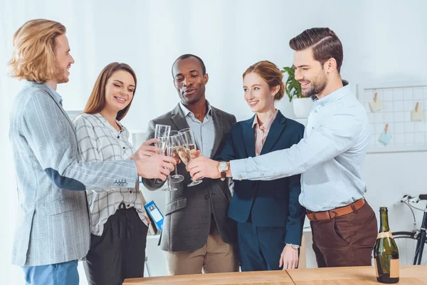 Business Team Vieren Met Drank Glazen Kantoorruimte — Stockfoto