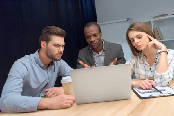 Equipo Negocios Tienen Discusión Mientras Está Sentado Mesa Con Ordenador — Foto de Stock