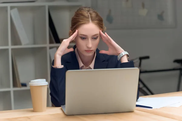 Задумчивая Женщина Сидит Столом Против Ноутбука Кофе Чашке — стоковое фото