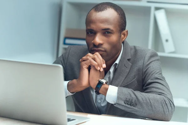 Fundersam Afrikanska Man Som Satt Vid Bordet Med Laptop Office — Stockfoto