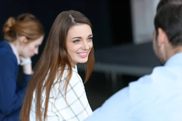 Sorridente Donna Caucasica Seduta Alla Riunione Guardando Uomo — Foto Stock