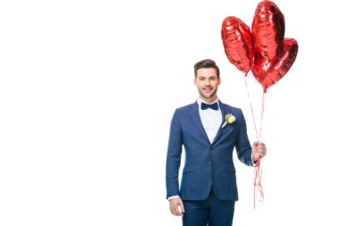 mutlu genç damat üzerinde beyaz izole kalp şeklinde balonlar ile portresi