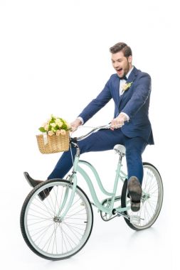 mutlu damat takım elbise düğün buketi beyaz izole sepeti ile retro bisiklet sürme