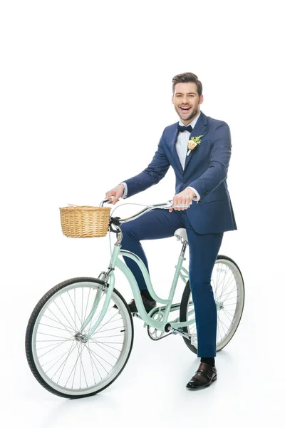 Glada Brudgummen Rider Retro Cykel Isolerad Vit — Stockfoto