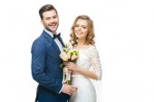 portrét usměvavá nevěsta s ženich izolované na bílém a svatební kytice