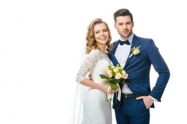 Düğün buketi ve üzerinde beyaz izole damat ile gülümseyen gelin portresi