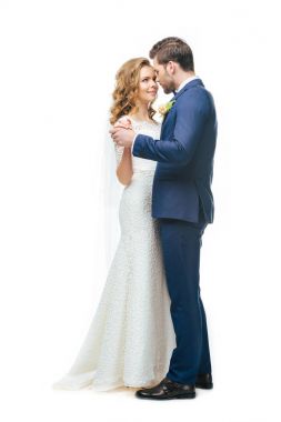 Genç gelin ve damat birlikte izole üzerinde beyaz dans