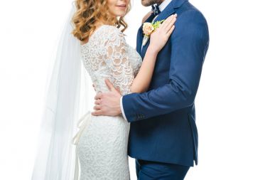 Gelin ve damat üzerinde beyaz izole birbirlerine sarılma kısmi görünümünü