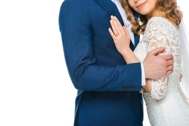 Düğün çift birbirlerine beyaz izole sarılma kısmi görünümü