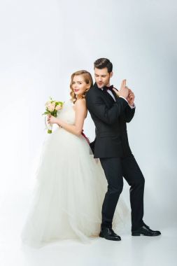 Gelin ve damat birlikte sırt sırta duran